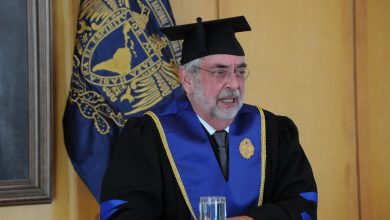 Photo of Invisten al rector Enrique Graue con el doctorado Honoris causa de la Universidad de Panamá