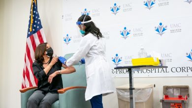 Photo of Kamala Harris es vacunada en público
