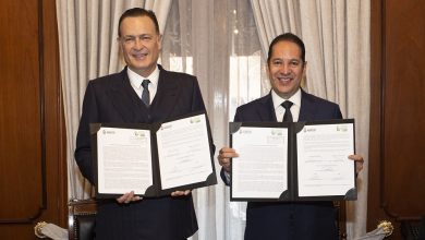 Photo of Firman Francisco Domínguez y Mauricio Kuri acta de entrega recepción