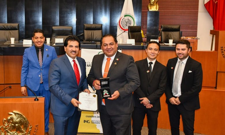 Photo of René Mejía recibe en el Senado de la República la medalla al Mérito Bem Lamat
